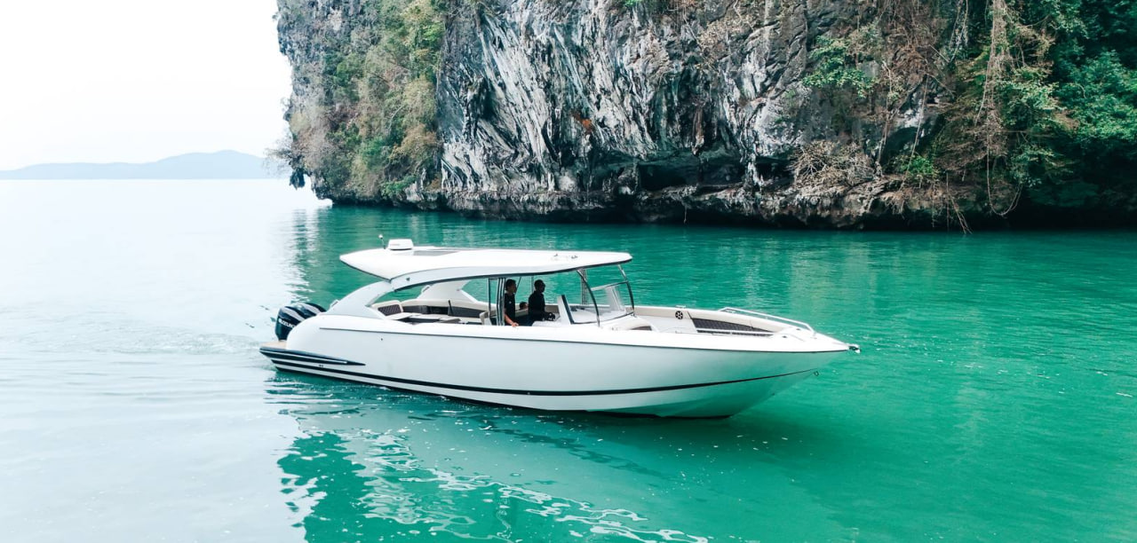 42ft yacht bow sunbathing area