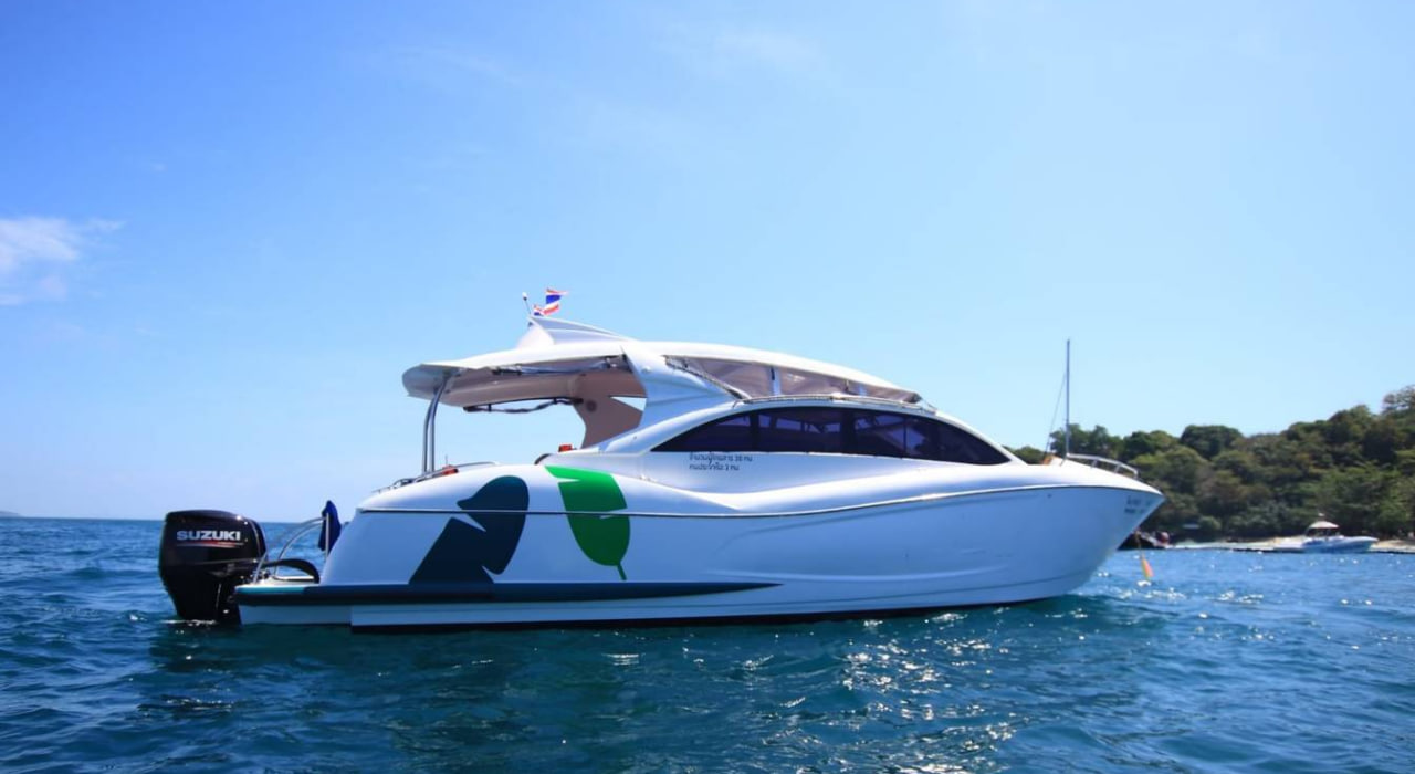 Moana 41ft seating area