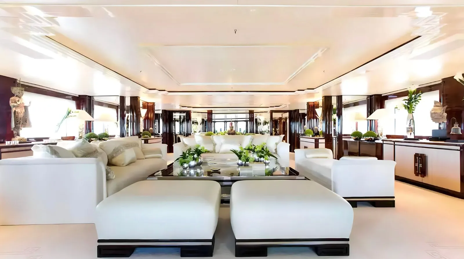 LIONESS V master suite